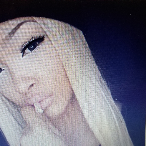 Beautiful 24" Blonde heat-resistant Synthetic Wig - Picture 7 of 8